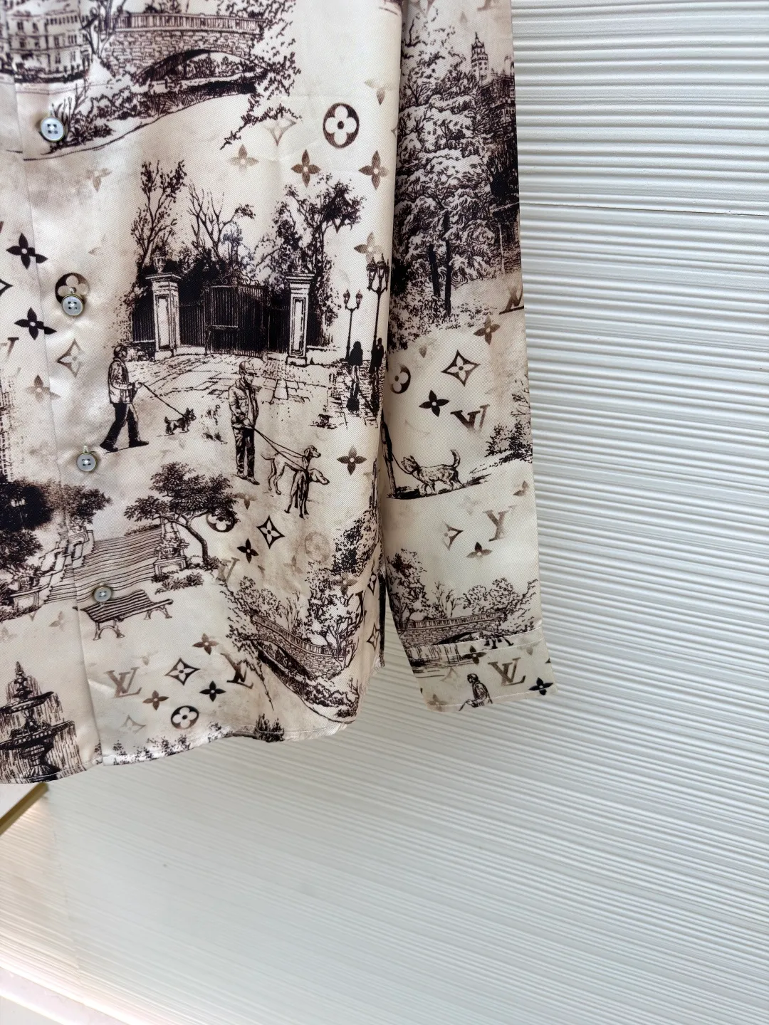 LOUIS VUITTON Mulberry silk long-sleeved shirt ●Original version: purchased and developed for 17700 ●Item number: 1680840-A75 ●Fabric: mulberry silk fabric ●Technology: jacquard production ●Version: fitted version ●Weight: about 190 grams ●Size: S-M-L-XL ●Description: The fabric is made of customized 75D interlining mulberry silk fabric, which is a natural animal protein fiber with a natural soft white gloss, smooth surface, soft and delicate feel, and is known as the "Queen of Fibers" in the fabric industry! This model depicts the entire Monogram City with delicate touches. The Walk pattern flexibly integrates Monogram elements into the urban dog-walking scene, refreshing the traditional French Jouy print while expressing the inspiration of the season. The twill mulberry silk reveals a gorgeous texture and can inject a romantic style into the elegant look. Use imported direct-injection equipment to fix the processed fabric on the direct-injection printer workbench, start the equipment, and the printer will follow the design file. The ink is directly sprayed onto the fabric through the inkjet head. The multi-color nozzle of the direct-injection printer can mix pigments to achieve rich color transitions. It can achieve high-precision, high-color saturation pattern printing, with bright, realistic colors and strong layering. It can present rich details, such as gradients, etc., and can also simulate the realistic effects of 3D and embroidery, increasing the added value of the product. . Using advanced laser cutting machines, it is a processing technology that uses high-energy-density laser beams to cut materials. It can achieve precise cutting of complex shapes. The edges cut by the laser will melt to form joint edges without trimming and hemming, which can prevent loose edges. The overall line is straight and delicate, the fabric is comfortable and soft, and the color is consistent without color difference. It can be matched with the same style to create a fashionable look, and it can be customized for various occasions. The accessories are complete and the same style for men and women!